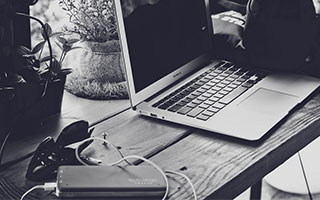 哀悼，7名塞萨洛尼基球迷在前往看欧联杯路上遇车祸去世